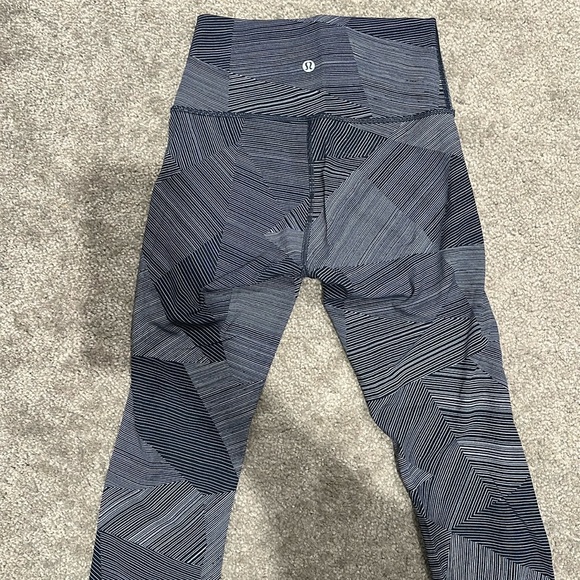 [Like New] Lululemon Wunder Under Crop (Hi-Rise) (Full-On Luxtreme 21") - Picture 2 of 7